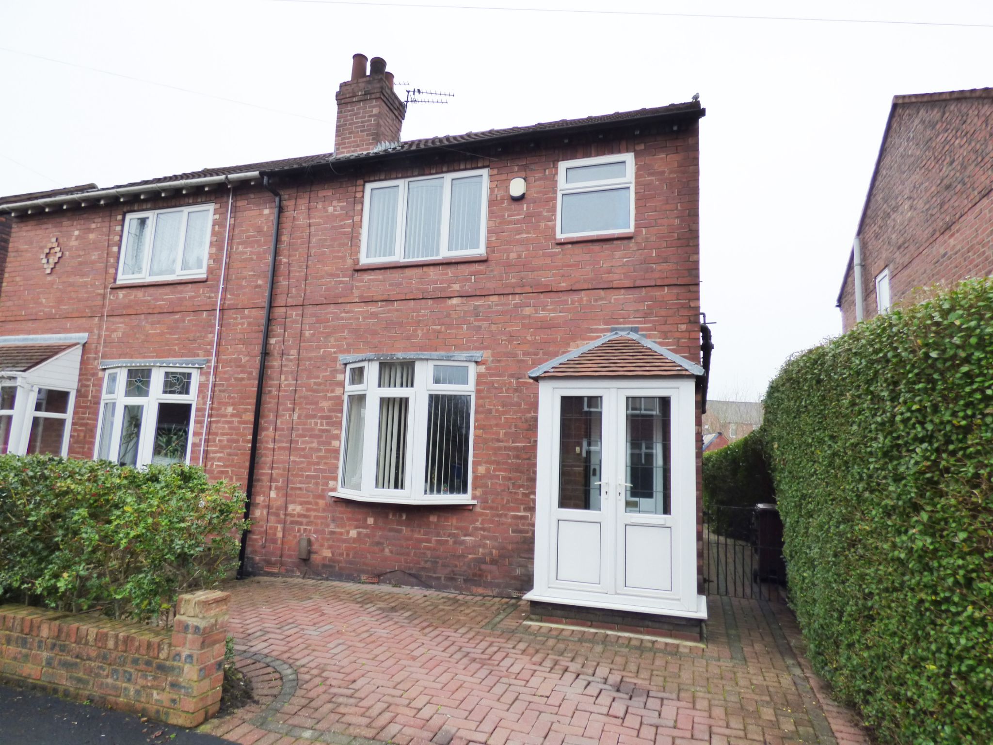 3 Bed Semi-detached House For Sale - Photograph 1