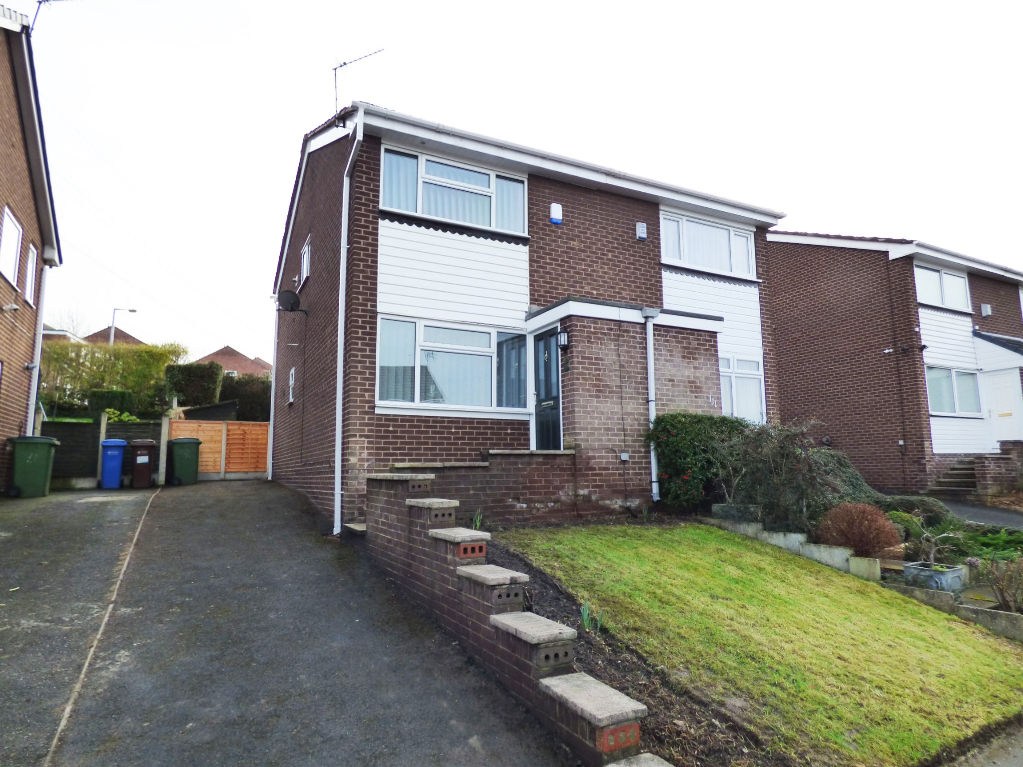2 Bed Semi-detached House To Rent - Photograph 1