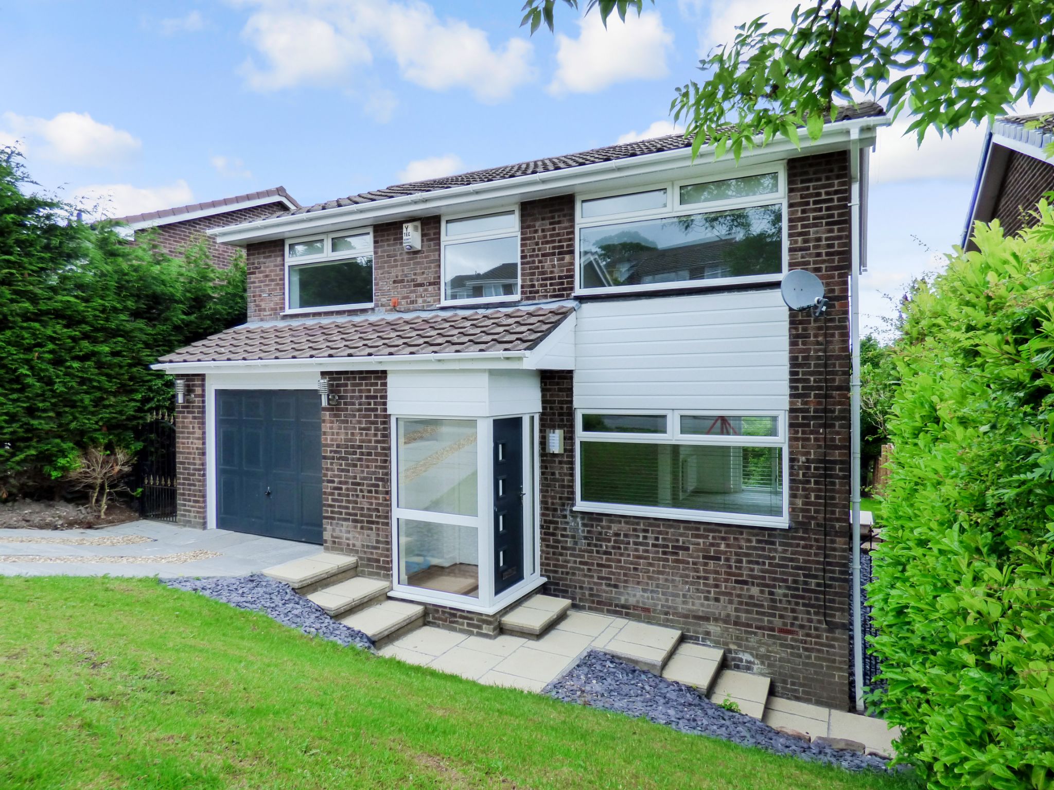 4 Bed Detached House For Sale - Photograph 1