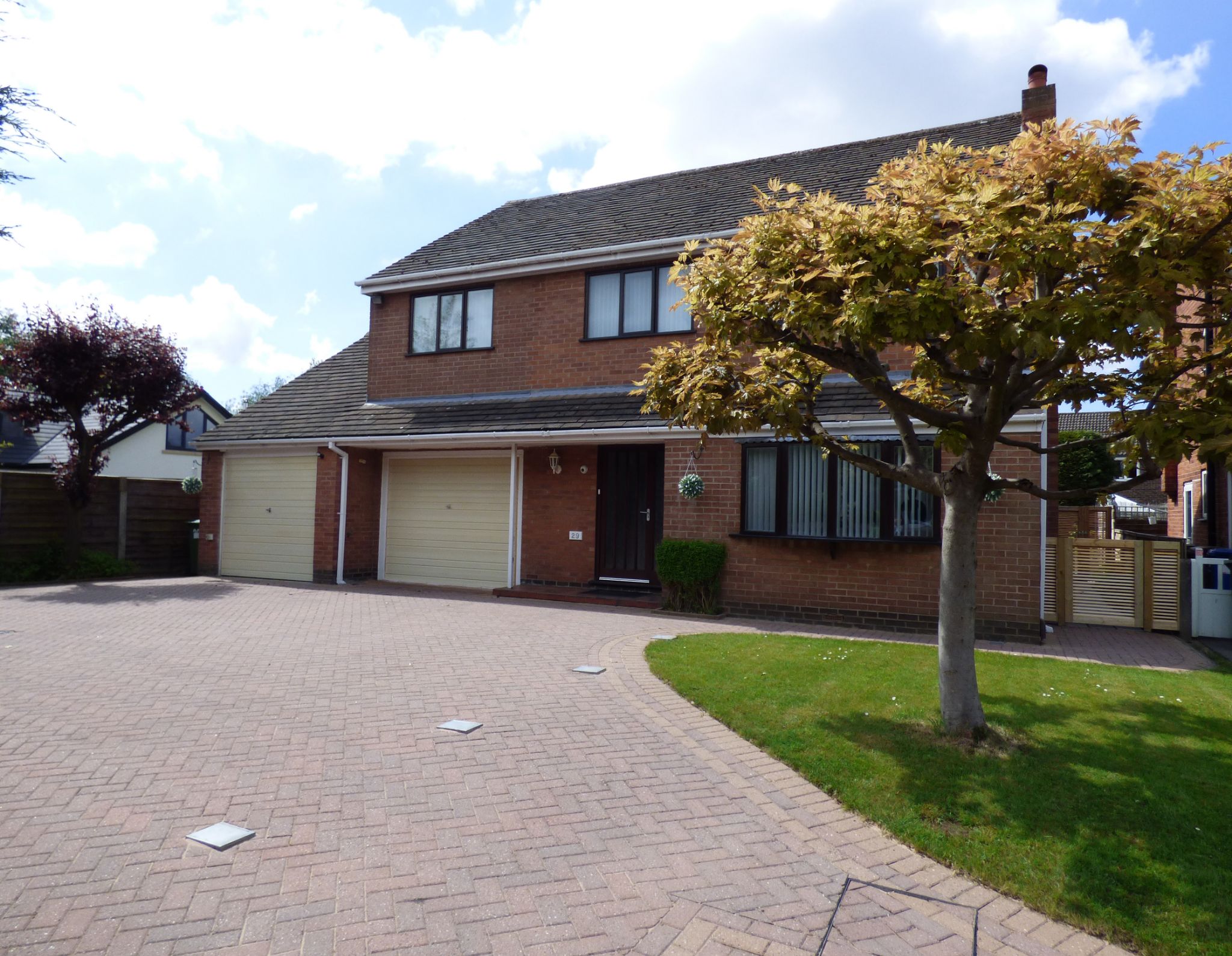 5 Bed Detached House For Sale - Photograph 1