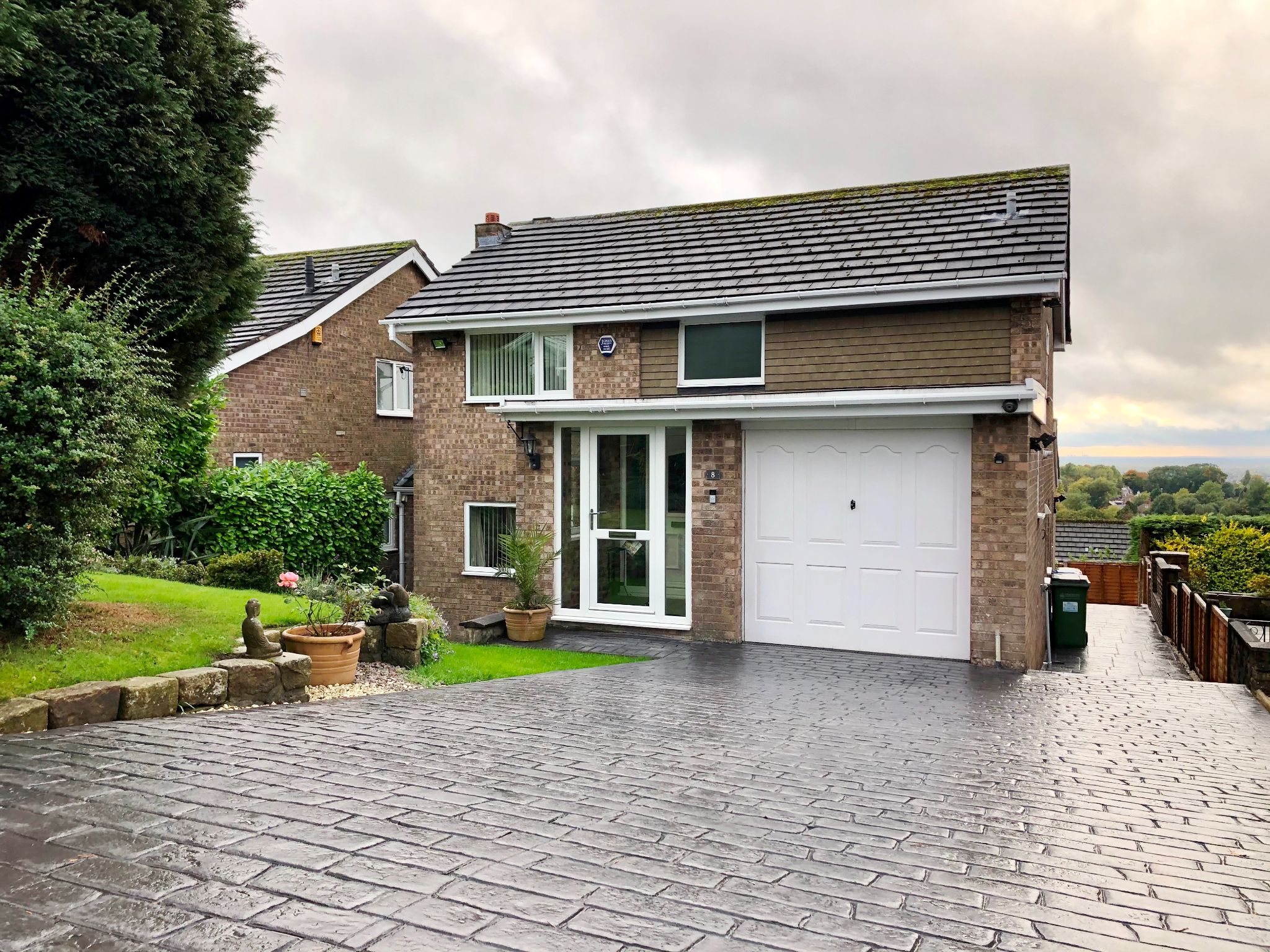 3 Bed Detached House For Sale - Photograph 1