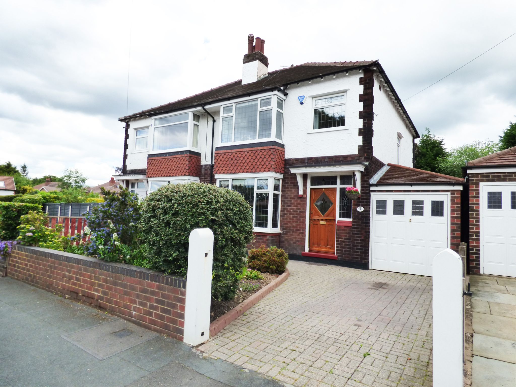 3 Bed Semi-detached House For Sale - Photograph 1