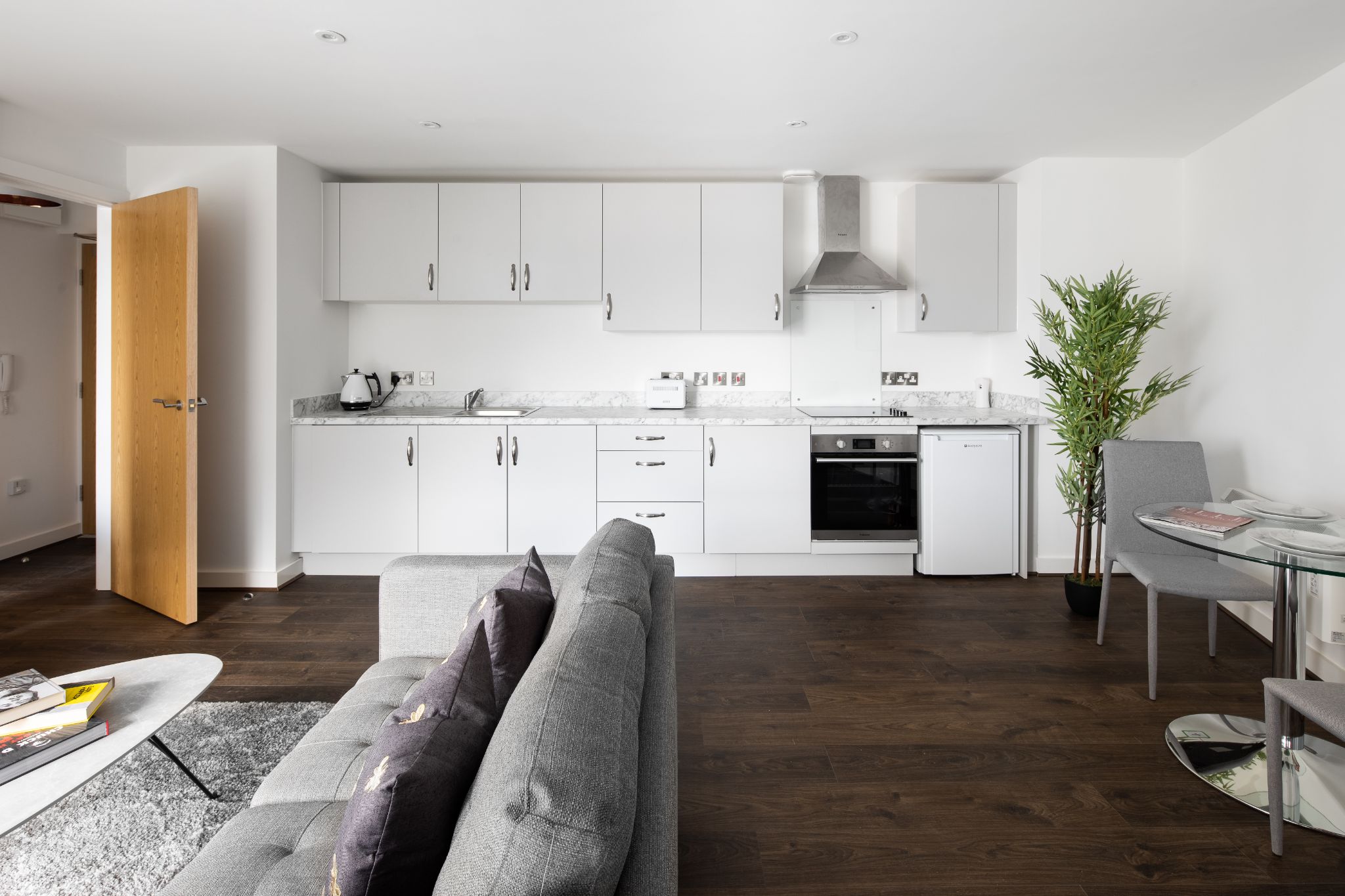 1 Bed Apartment Flat/apartment For Sale - Photograph 2