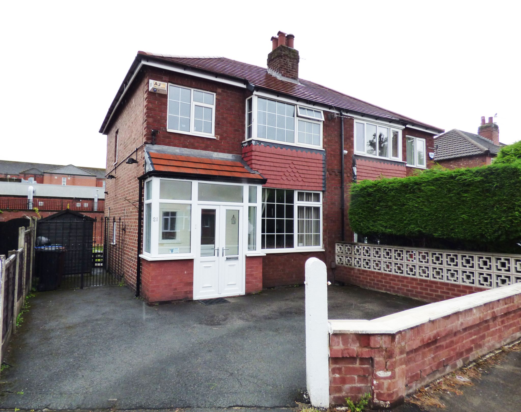 3 Bed Semi-detached House For Sale - Photograph 1