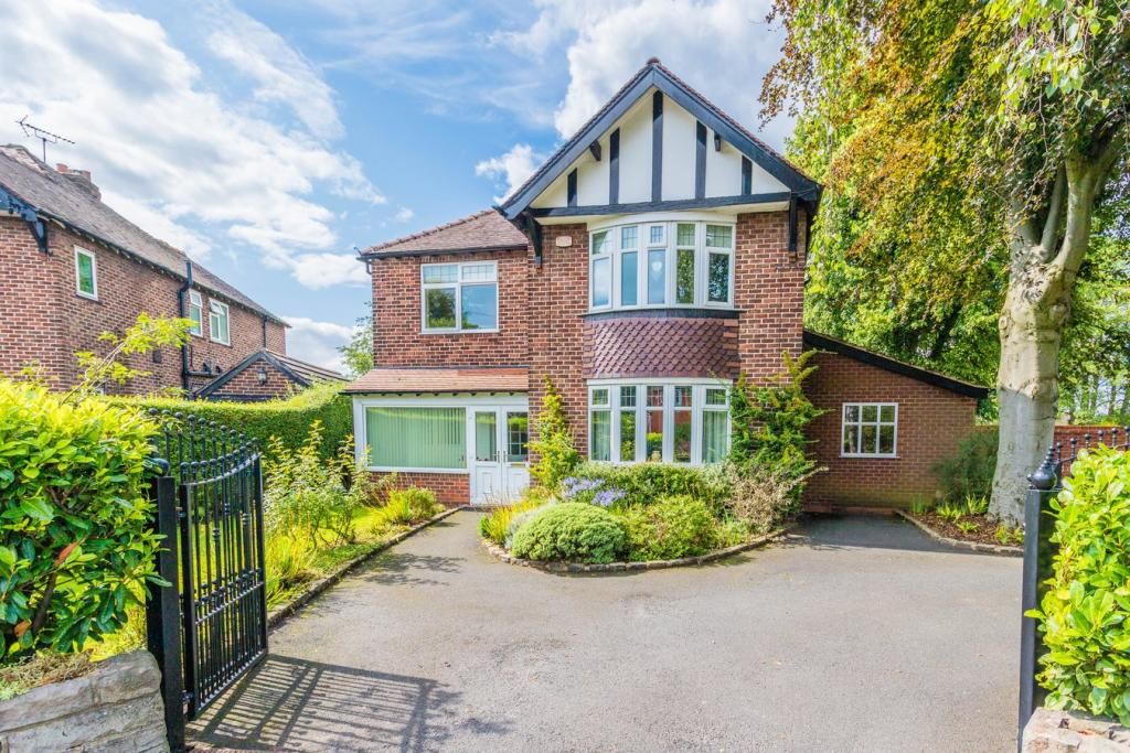 4 Bed Detached House For Sale - Photograph 1