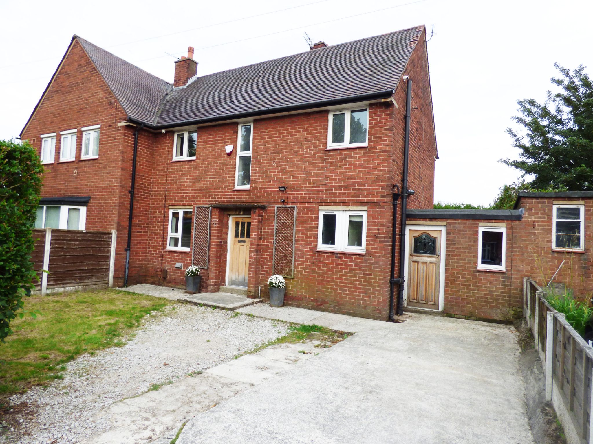 3 Bed Semi-detached House For Sale - Photograph 1
