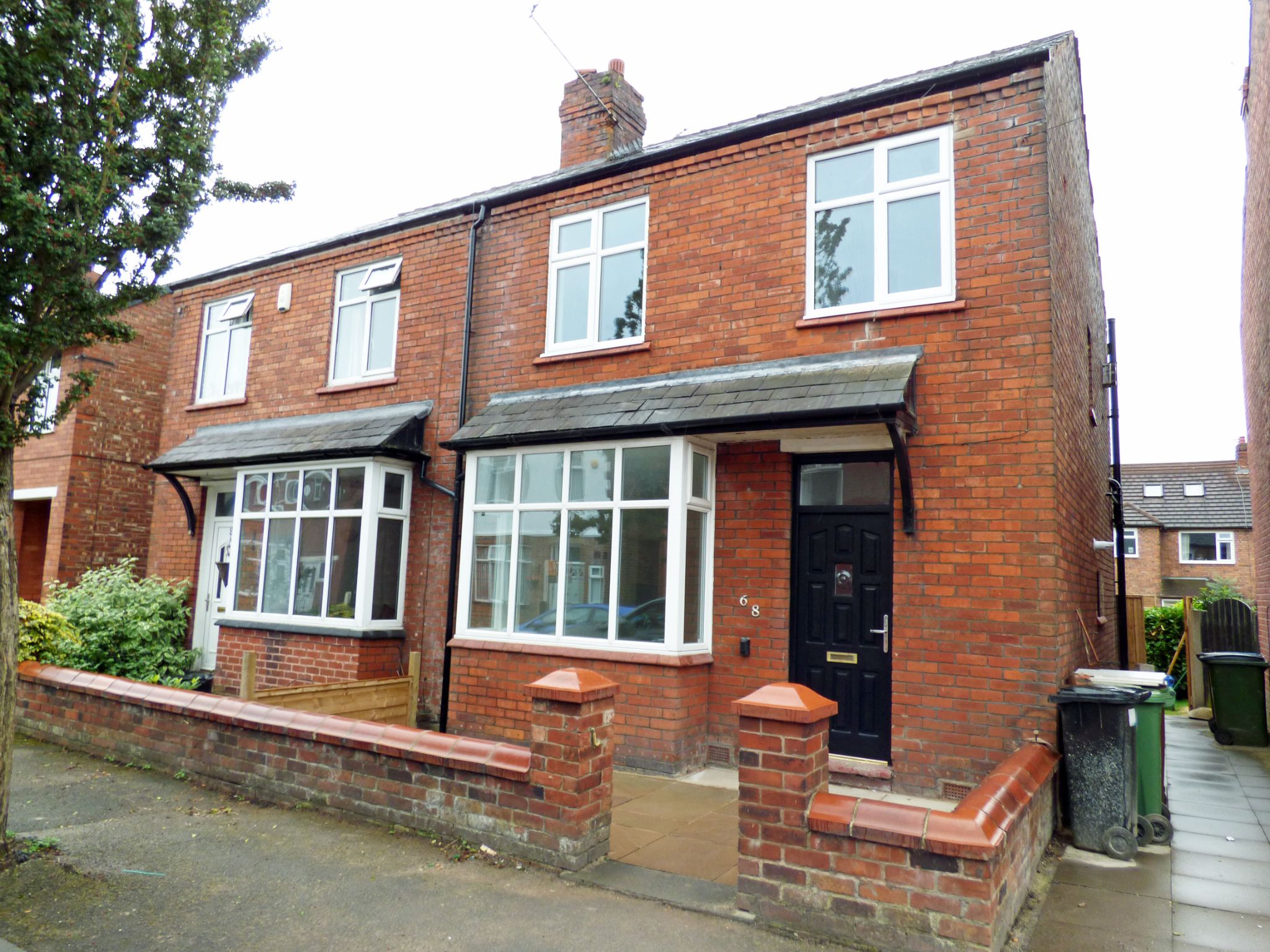 3 Bed Semi-detached House For Sale - Photograph 1