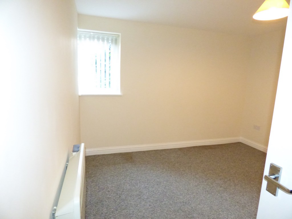 1 bedroom ground floor flat/apartment Let in Stockport - 4.