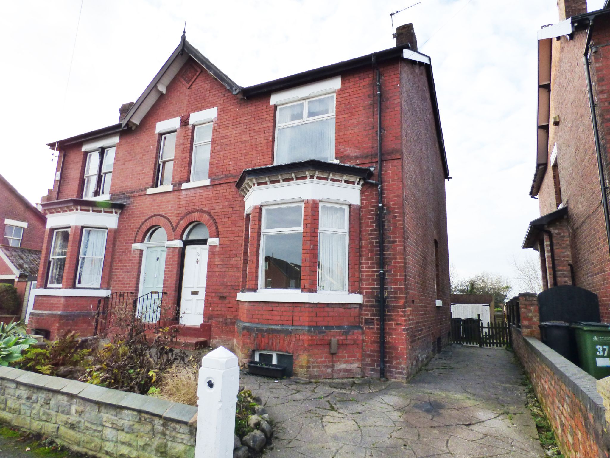 4 Bed Semi-detached House For Sale - Photograph 1