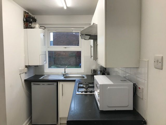 3 bedroom shared house To Let in Stockport - Photograph 4.