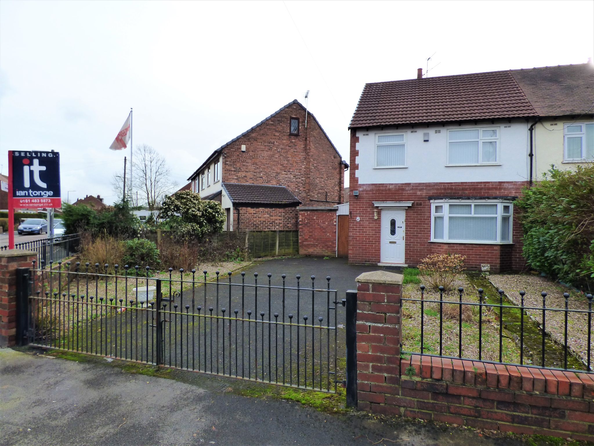 3 Bed Semi-detached House For Sale - Photograph 1