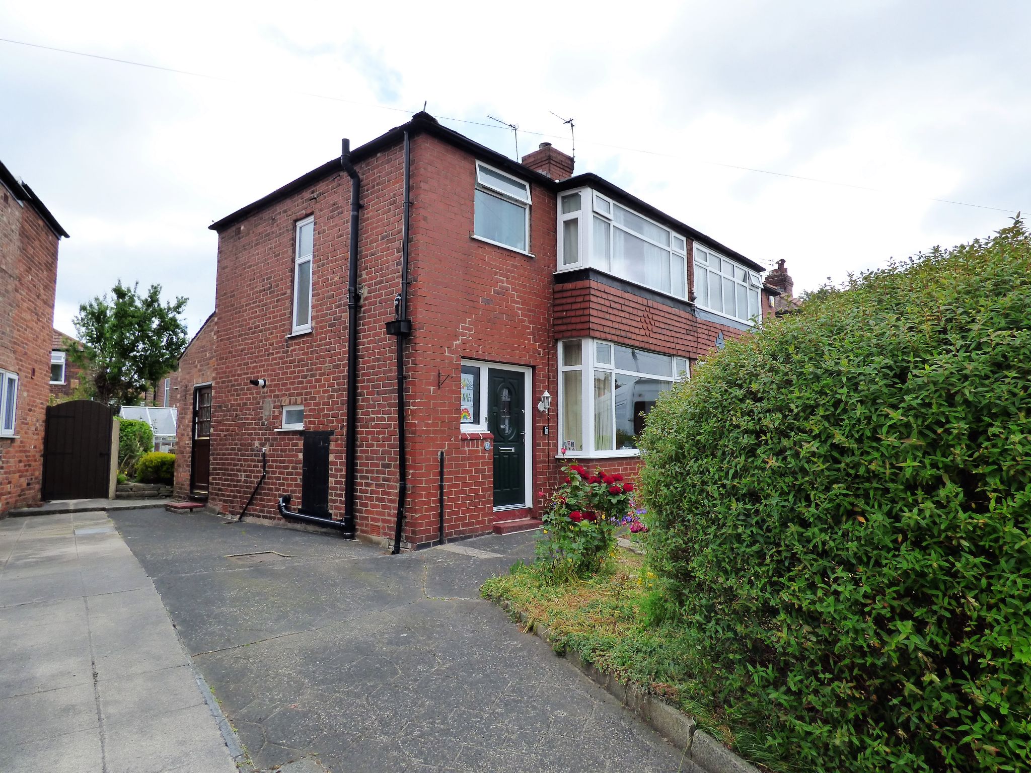 3 Bed Semi-detached House For Sale - Photograph 1