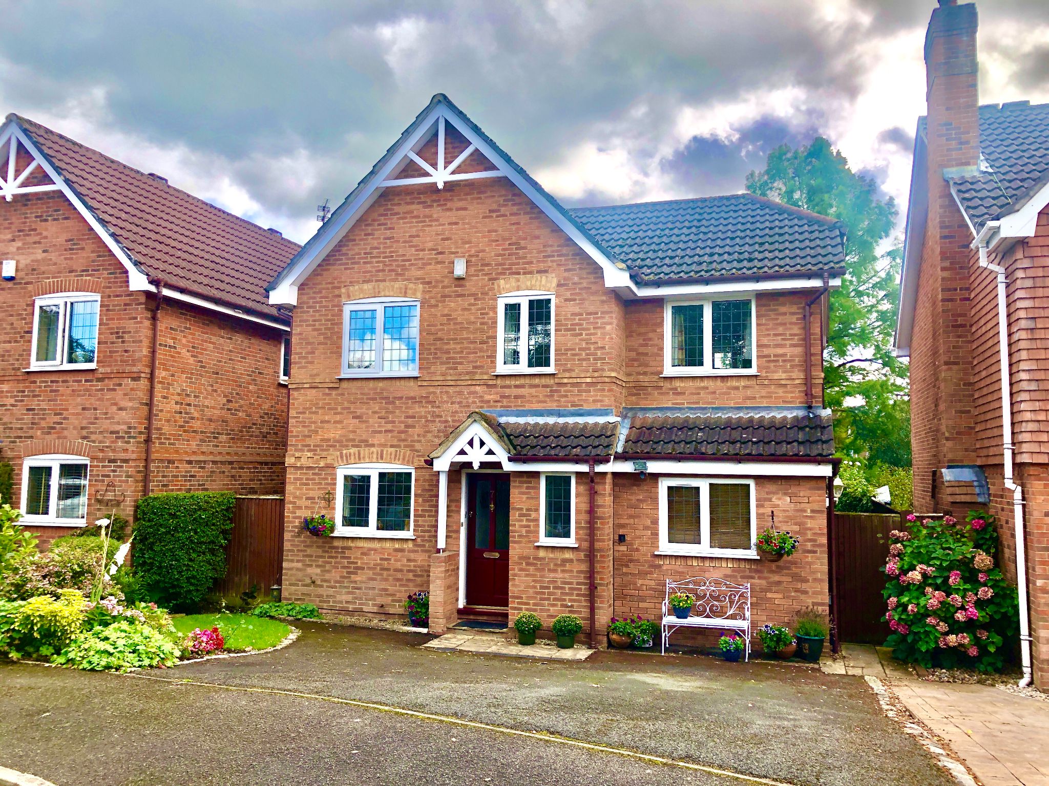 3 Bed Detached House For Sale - Photograph 1