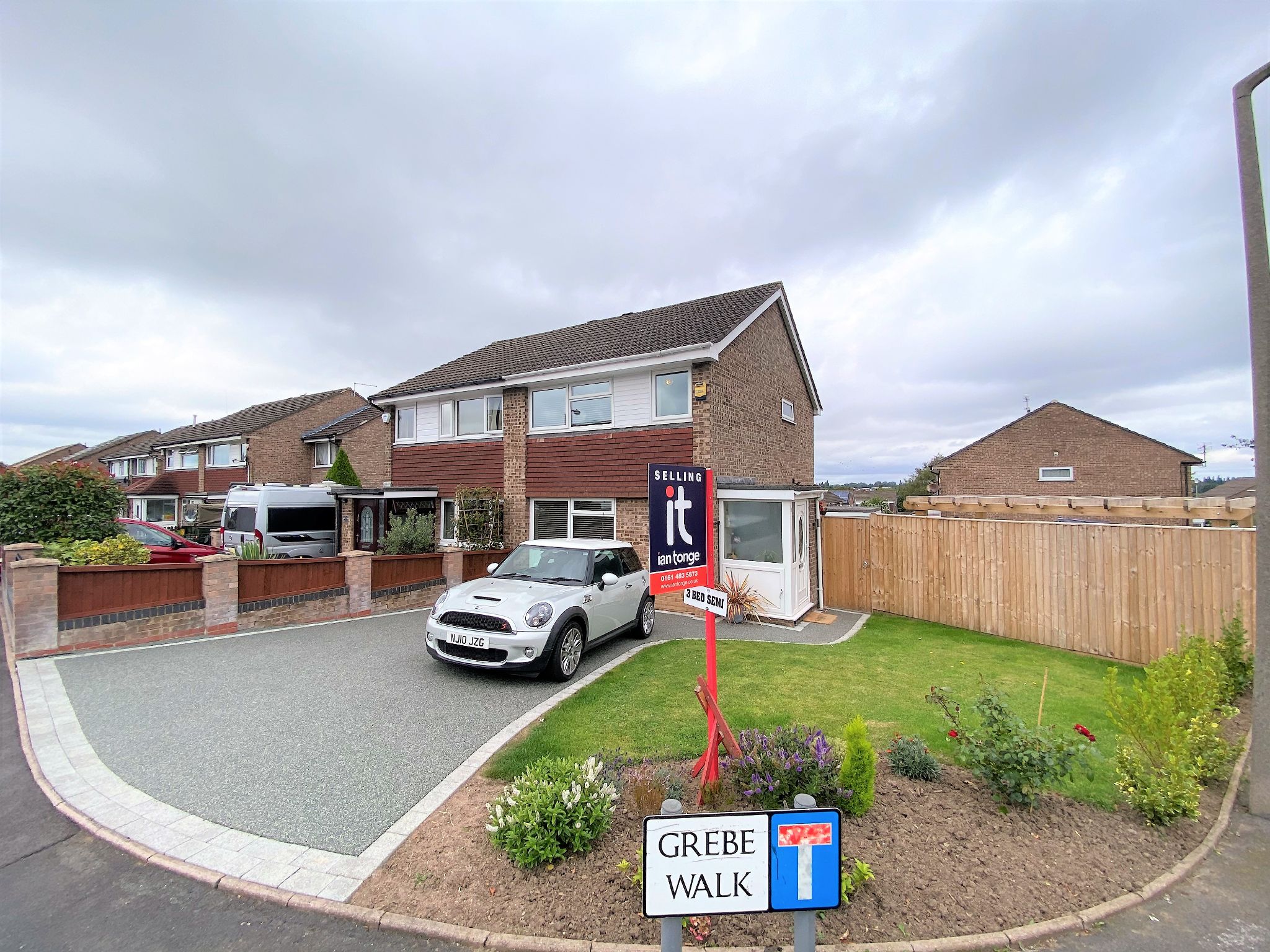 3 Bed Semi-detached House For Sale - Photograph 3