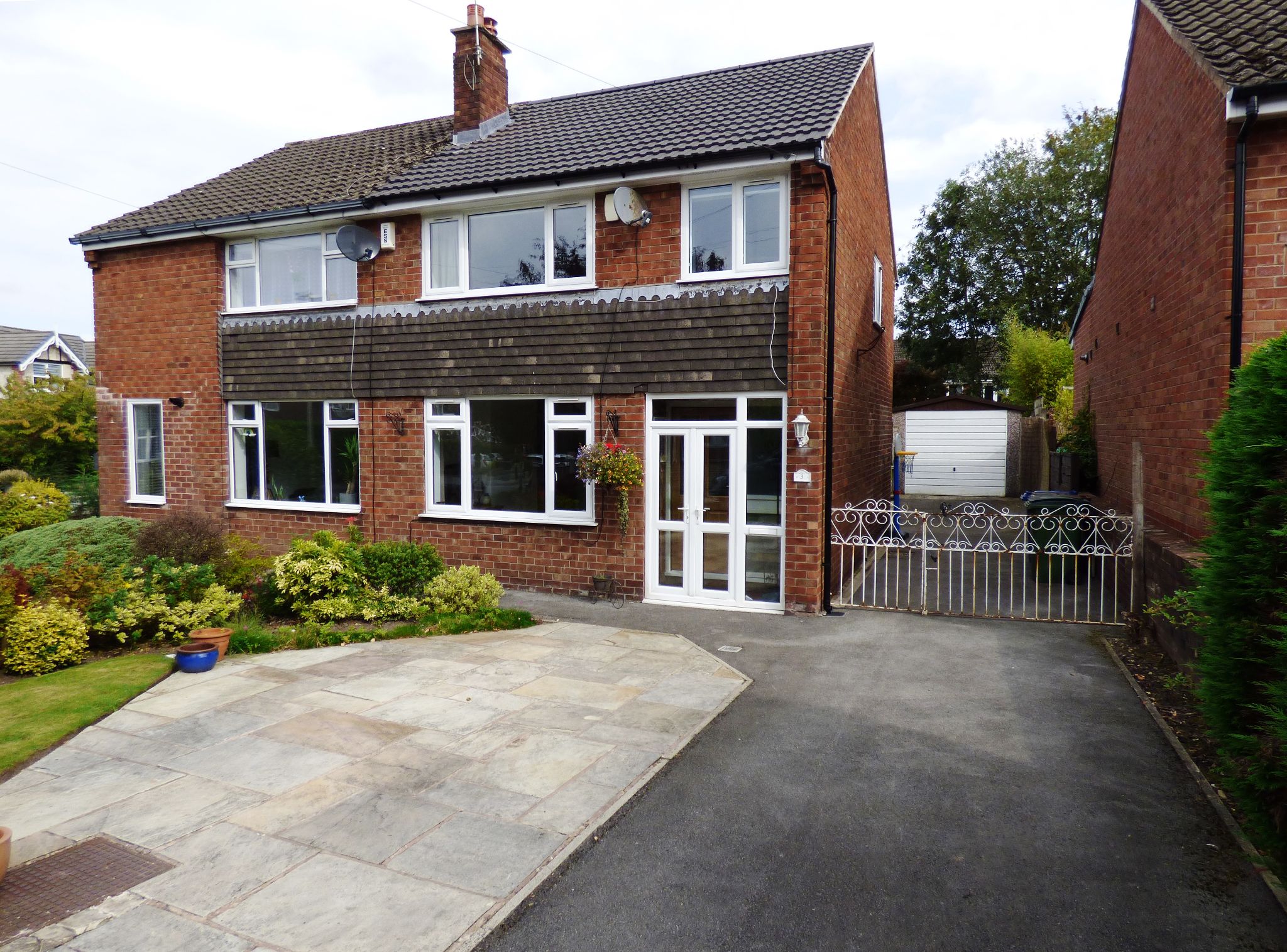 3 Bed Semi-detached House For Sale - Photograph 1