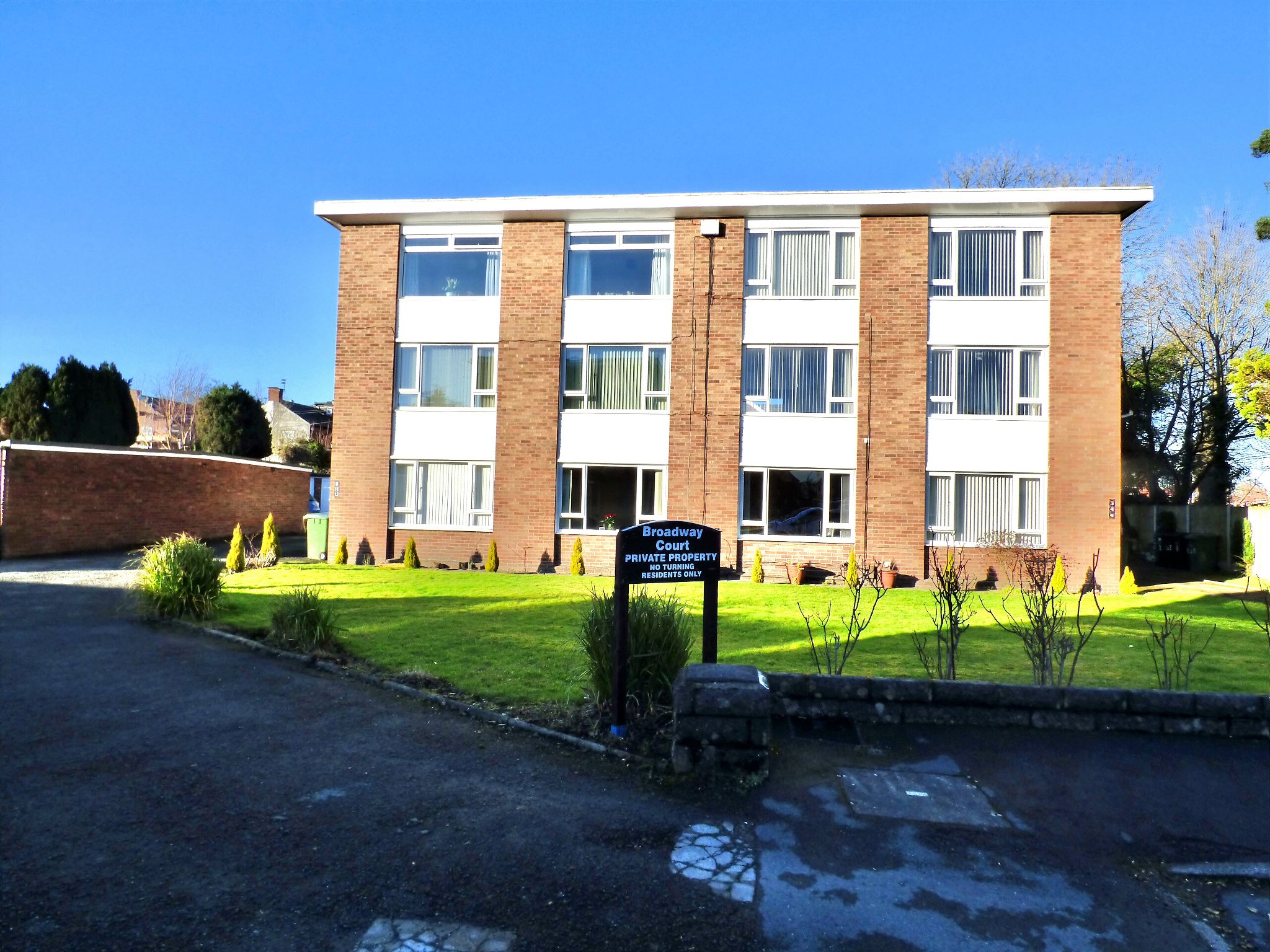 2 Bed Apartment Flat/apartment For Sale - Photograph 1