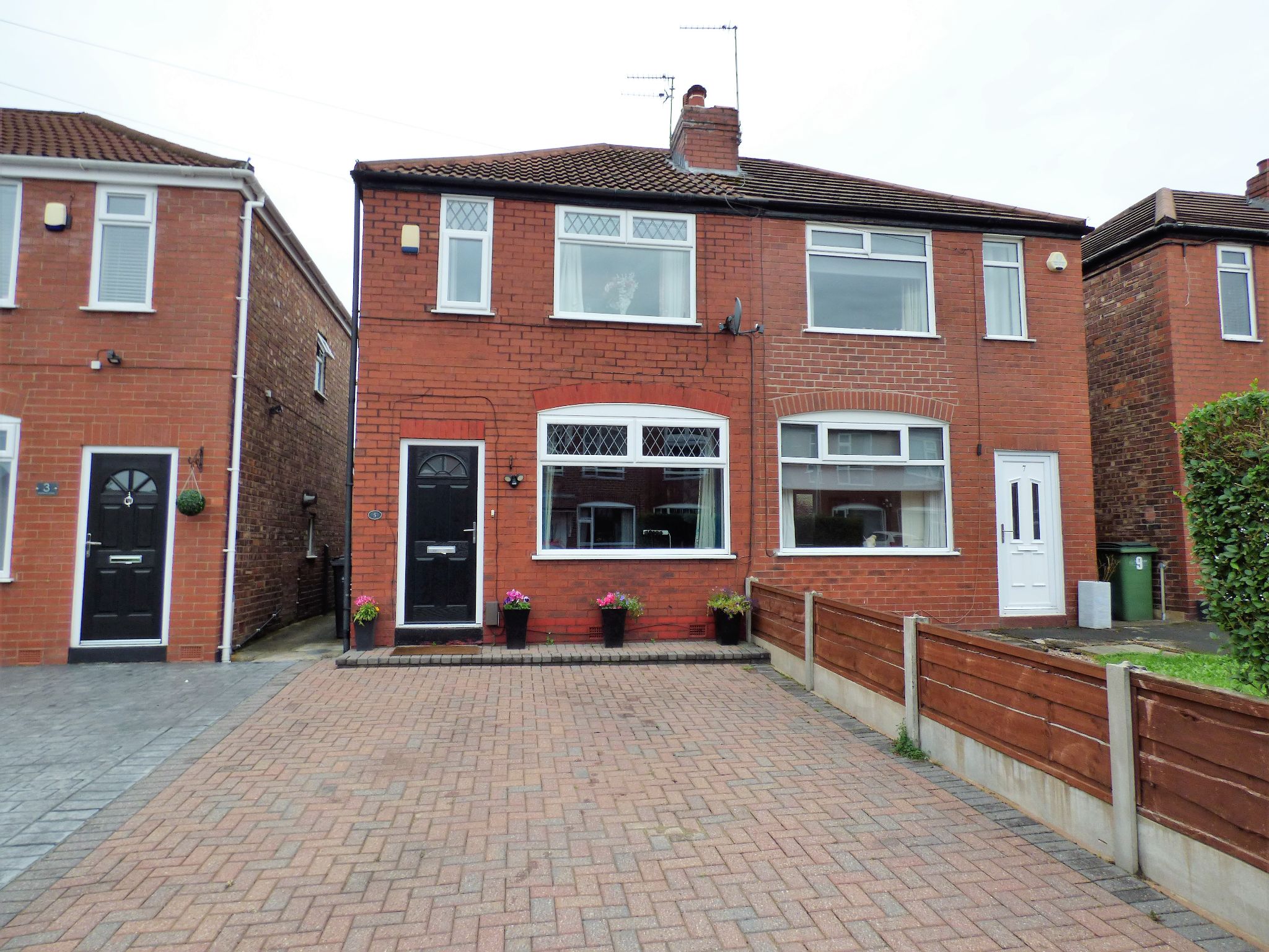 2 Bed Semi-detached House For Sale - Photograph 1