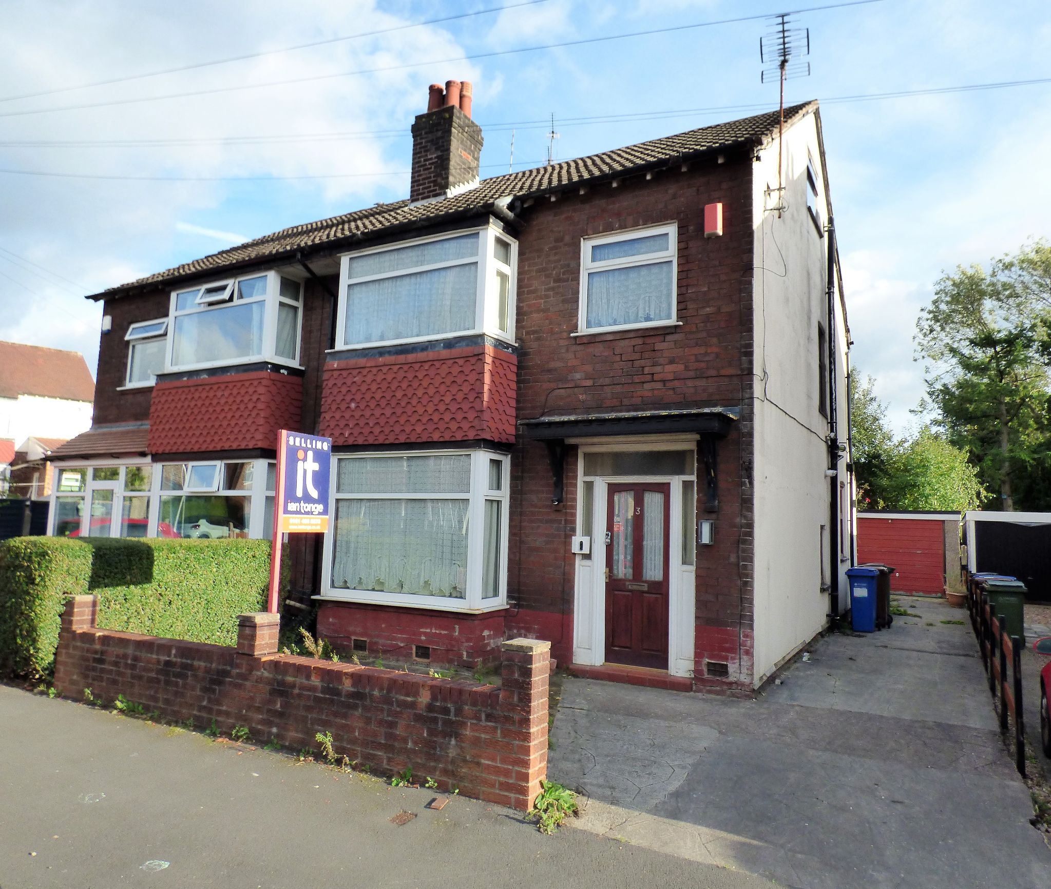 3 Bed Semi-detached House For Sale - Photograph 1