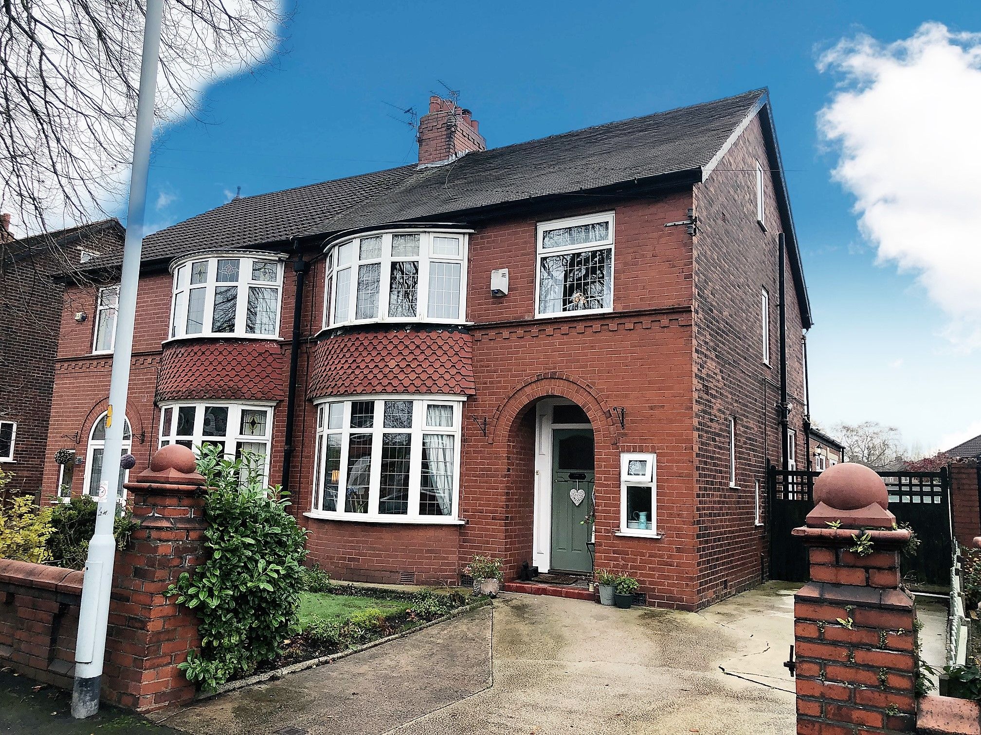 4 Bed Semi-detached House For Sale - Photograph 1