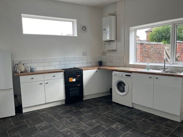3 bedroom mid terraced house Let in Stockport - Photograph 3.
