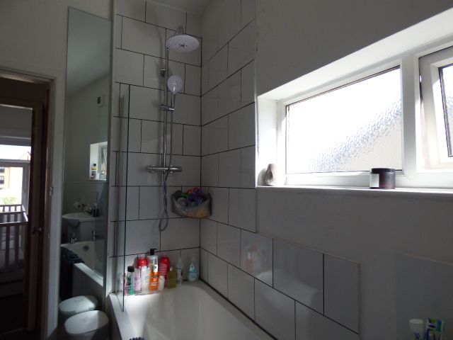 3 bedroom mid terraced house Let in Stockport - Photograph 4.