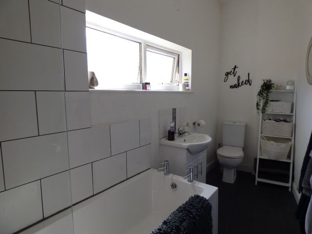 3 bedroom mid terraced house Let in Stockport - Photograph 3.
