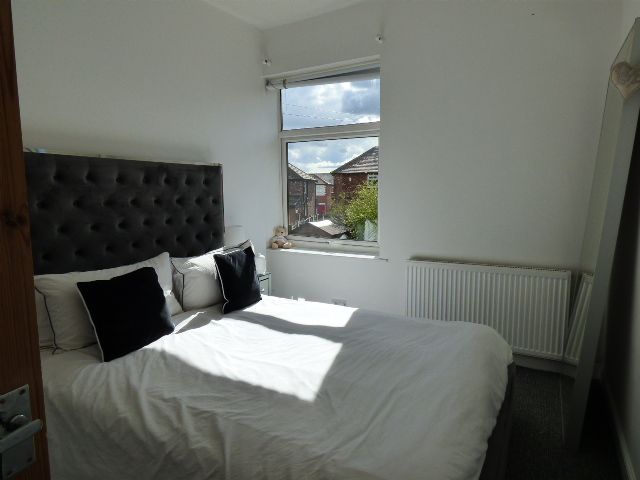 3 bedroom mid terraced house Let in Stockport - Photograph 4.
