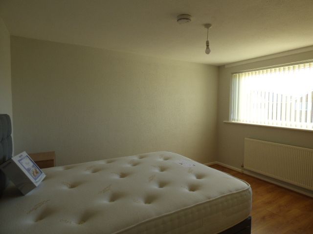 6 bedroom detached house To Let in Stockport - Photograph 9.