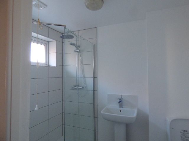 6 bedroom detached house To Let in Stockport - Photograph 6.