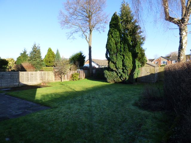 6 bedroom detached house To Let in Stockport - Photograph 8.