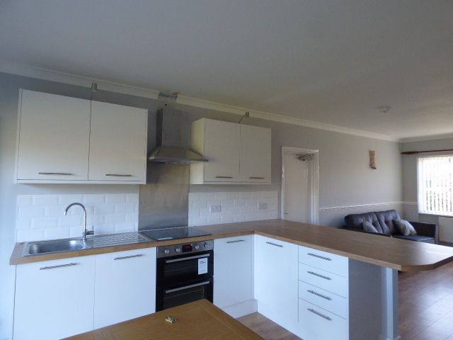 6 bedroom detached house To Let in Stockport - Photograph 4.