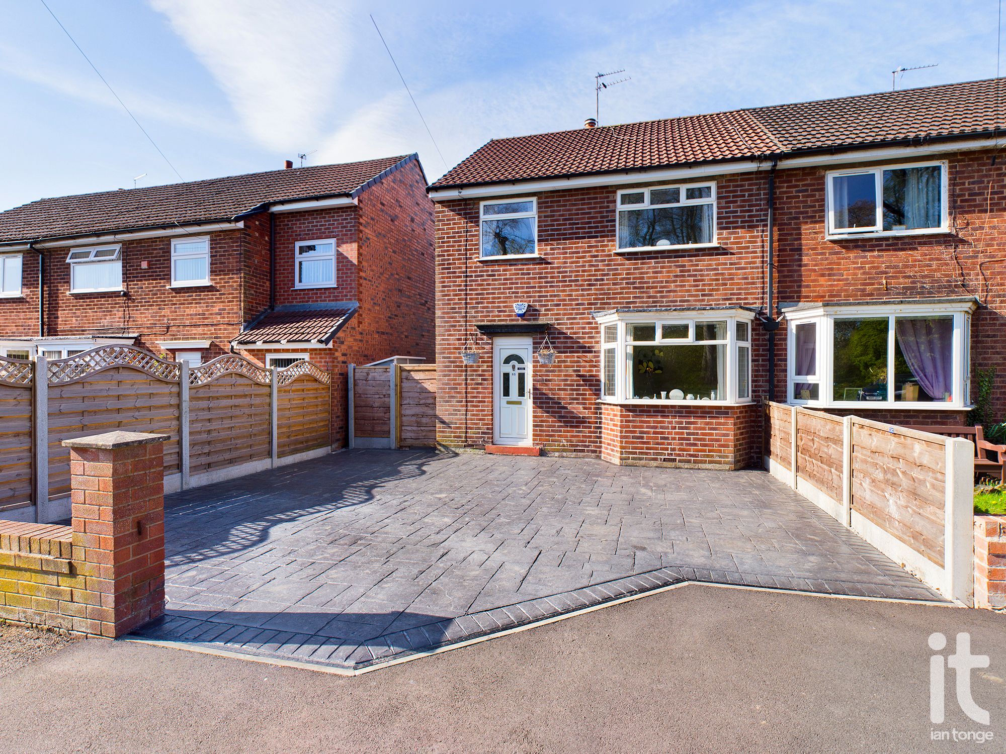 3 Bed Semi-detached House For Sale - Photograph 1