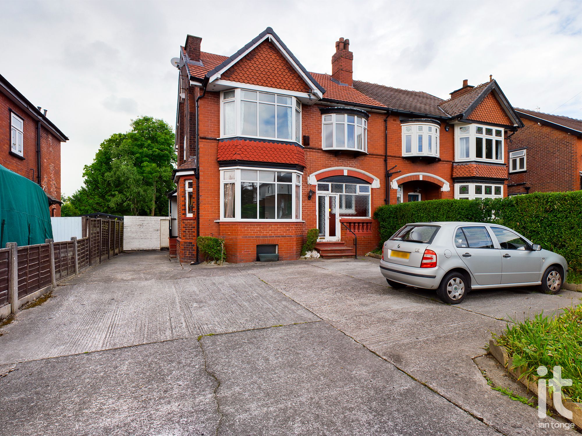 4 Bed Semi-detached House For Sale - Photograph 1