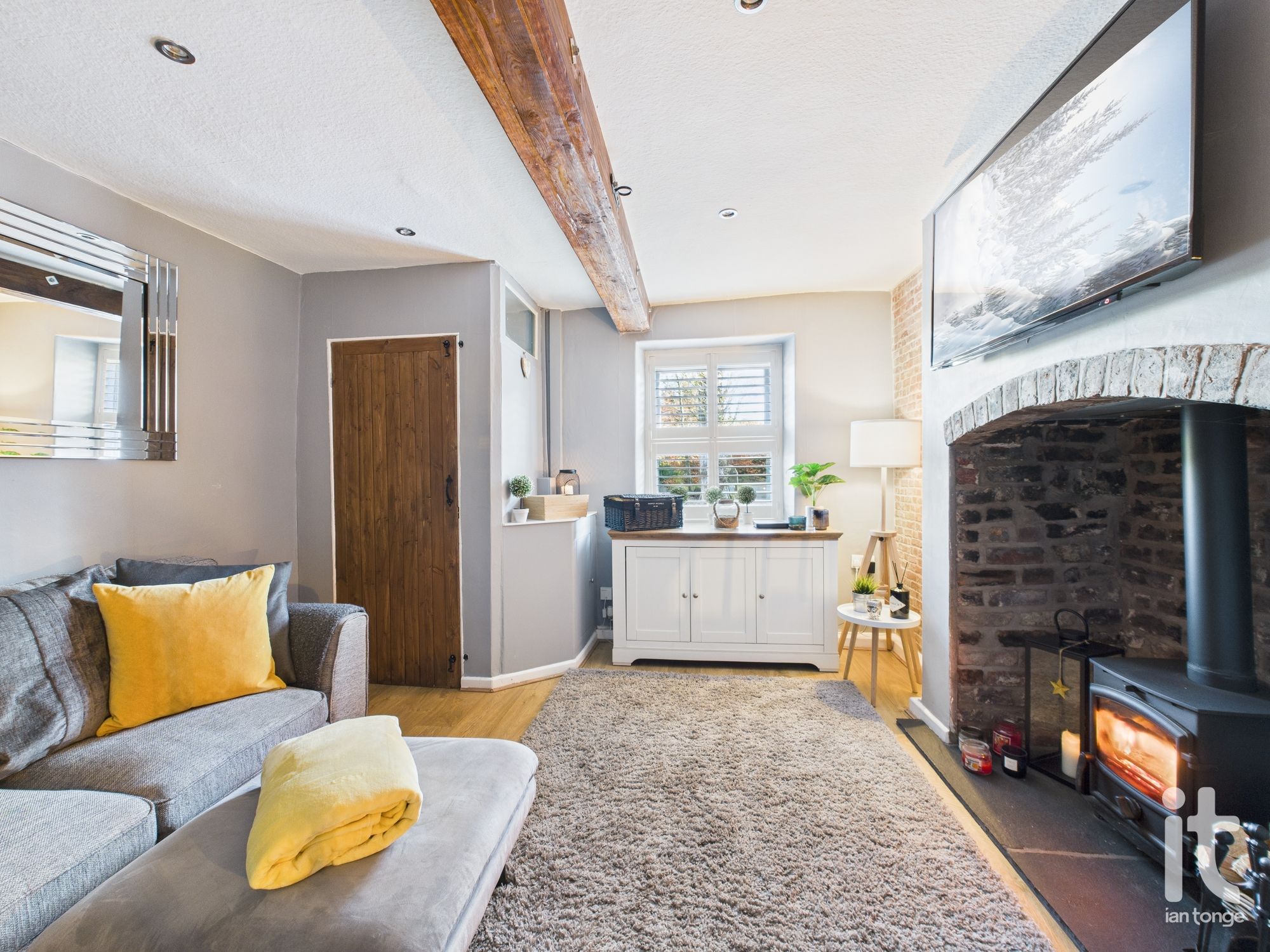 2 bedroom mid terraced house For Sale in Stockport - Photograph 4.