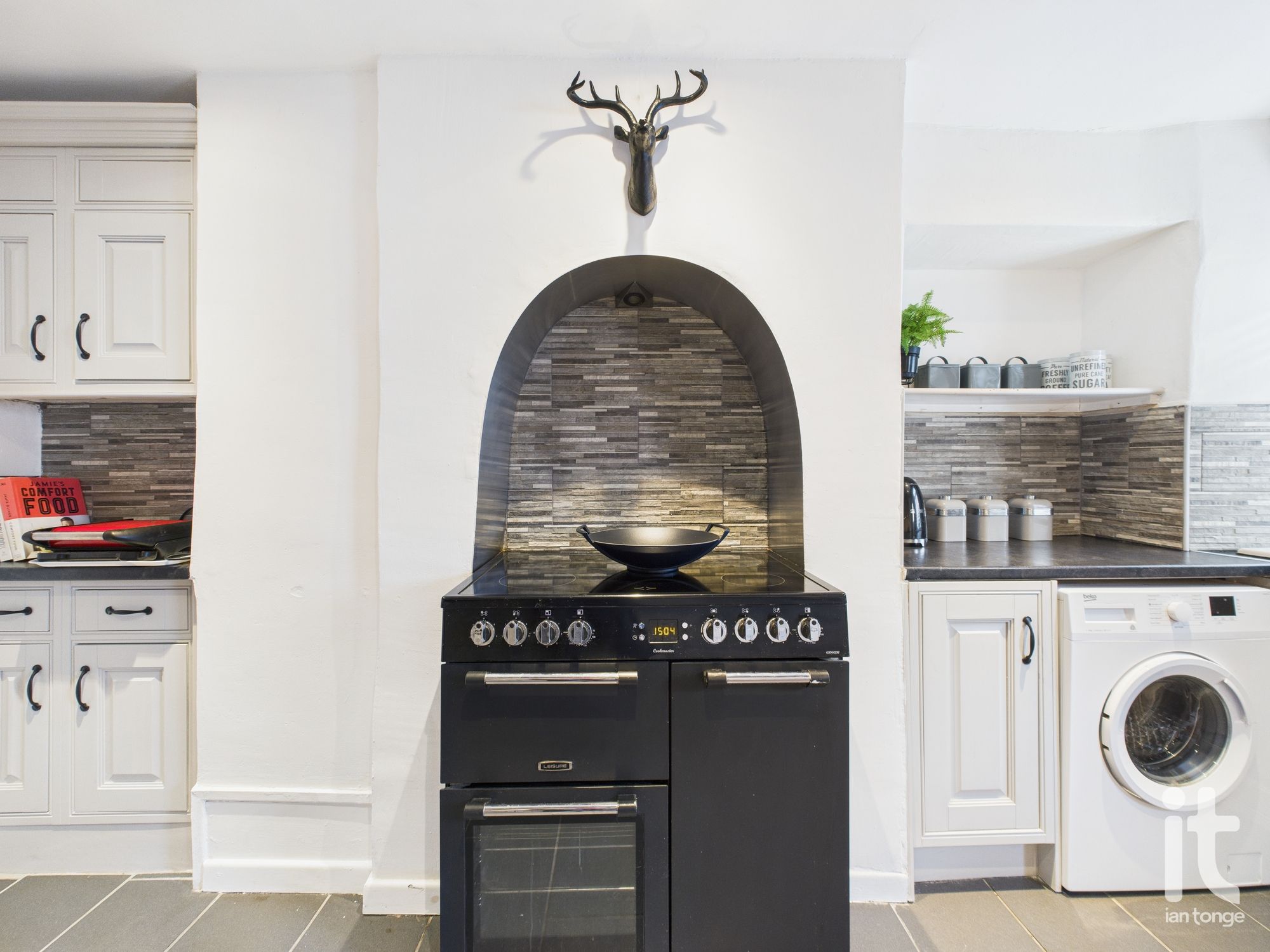 2 bedroom mid terraced house For Sale in Stockport - Photograph 6.