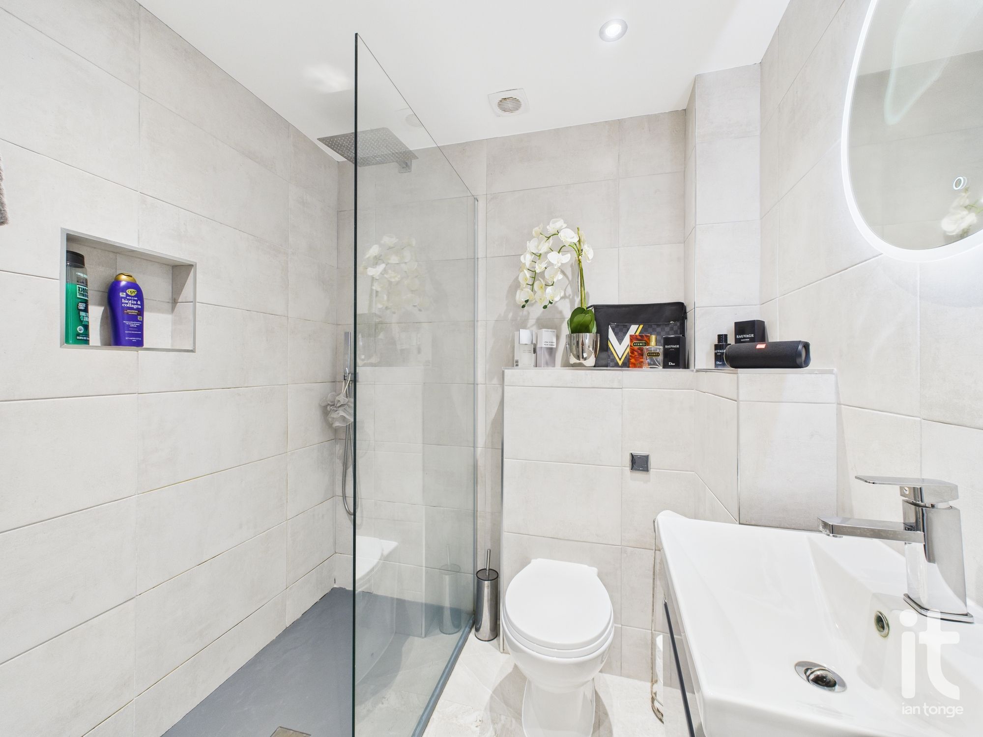 2 bedroom mid terraced house For Sale in Stockport - Photograph 16.