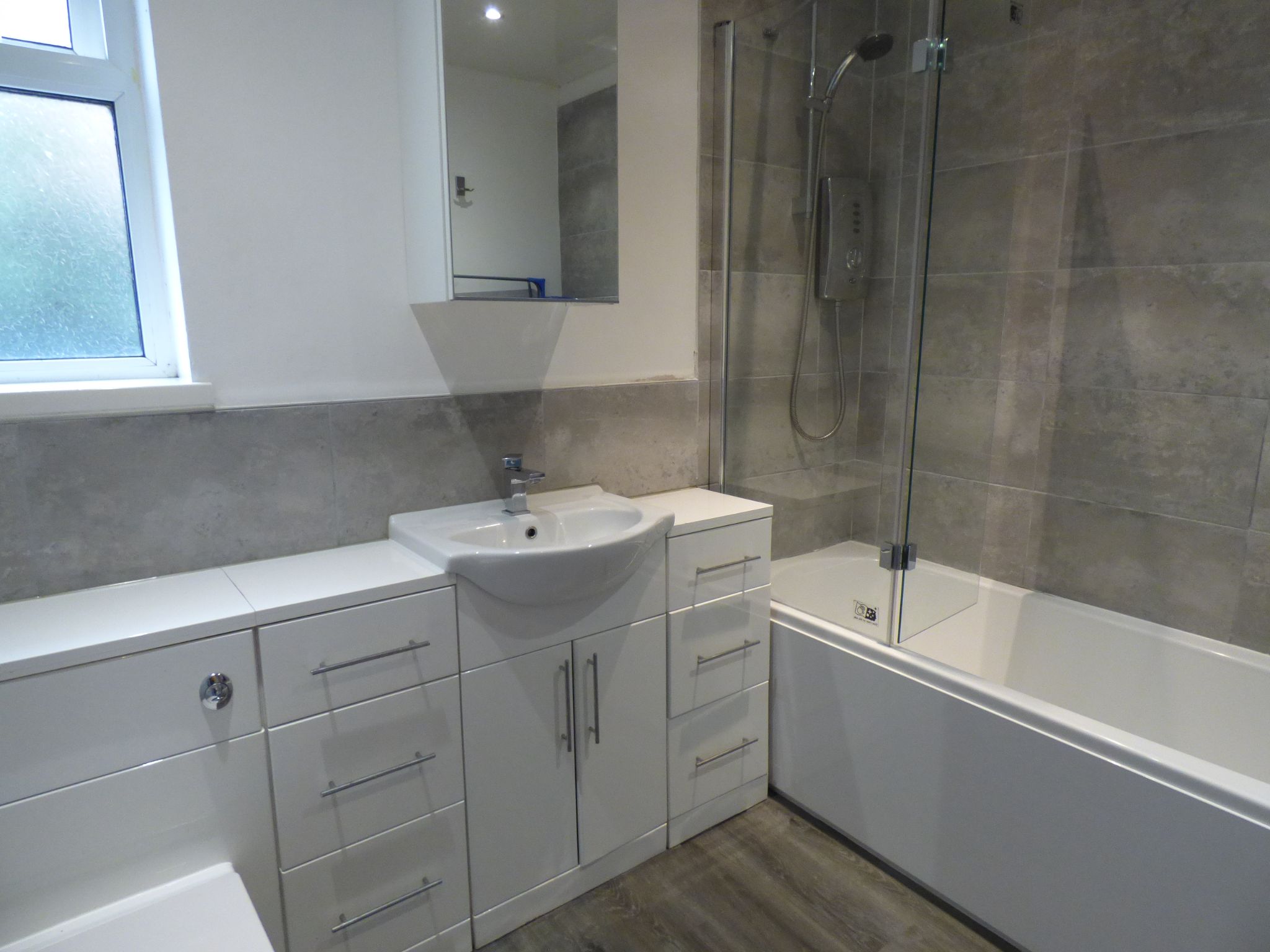 1 bedroom ground floor flat/apartment To Let in Stockport - Photograph 2.