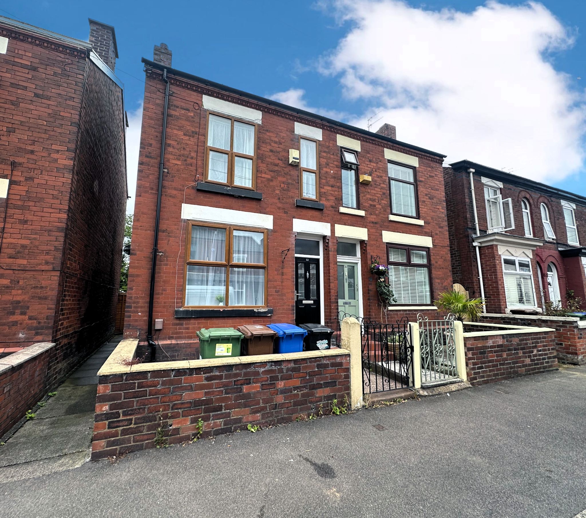 3 bedroom semi-detached house For Sale in Stockport - Photograph 1.