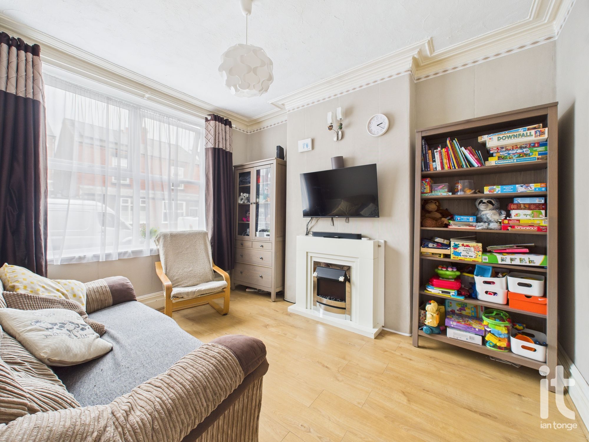 3 bedroom semi-detached house For Sale in Stockport - Photograph 3.