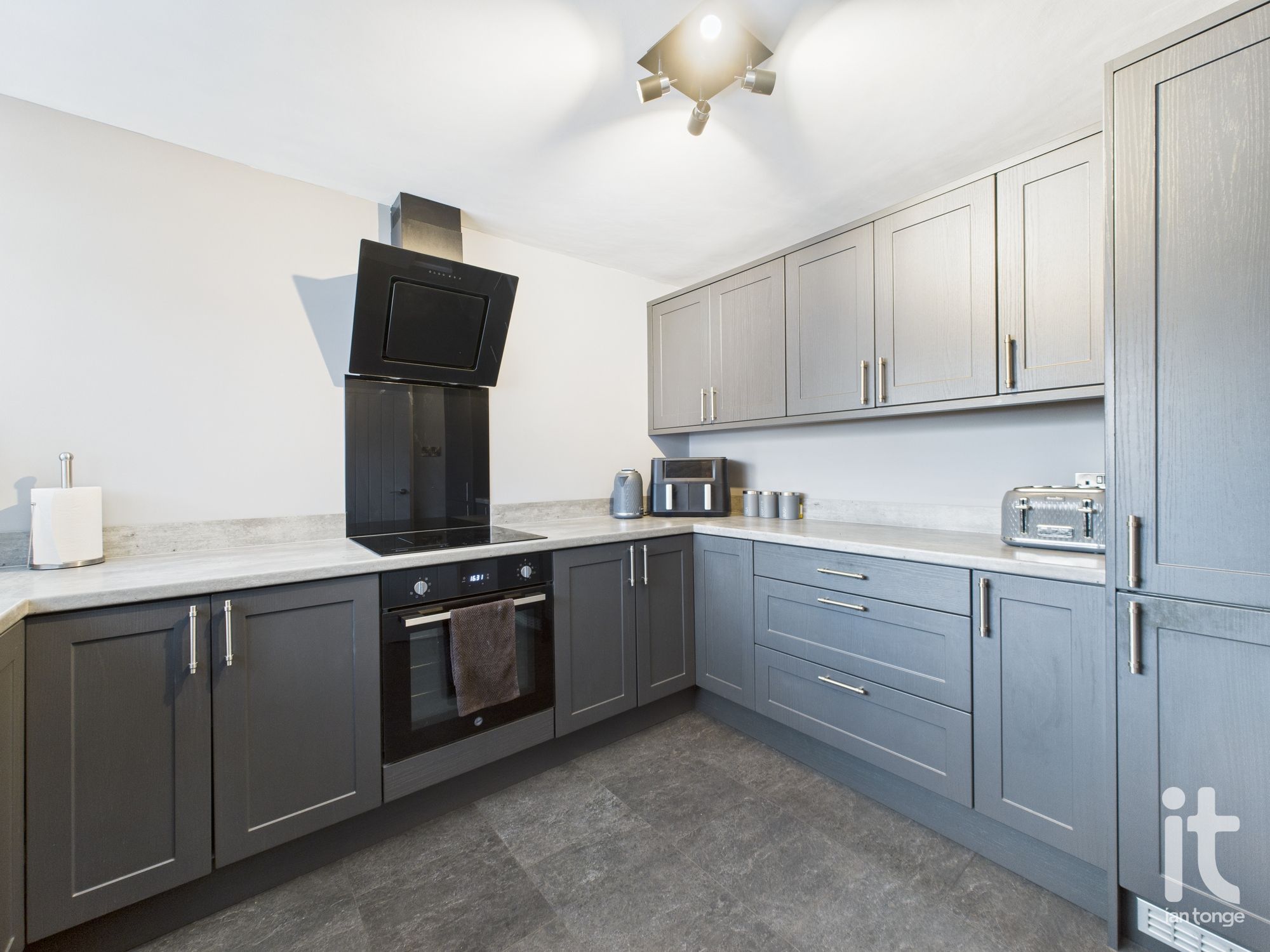 3 bedroom mews house For Sale in Stockport - Photograph 4.