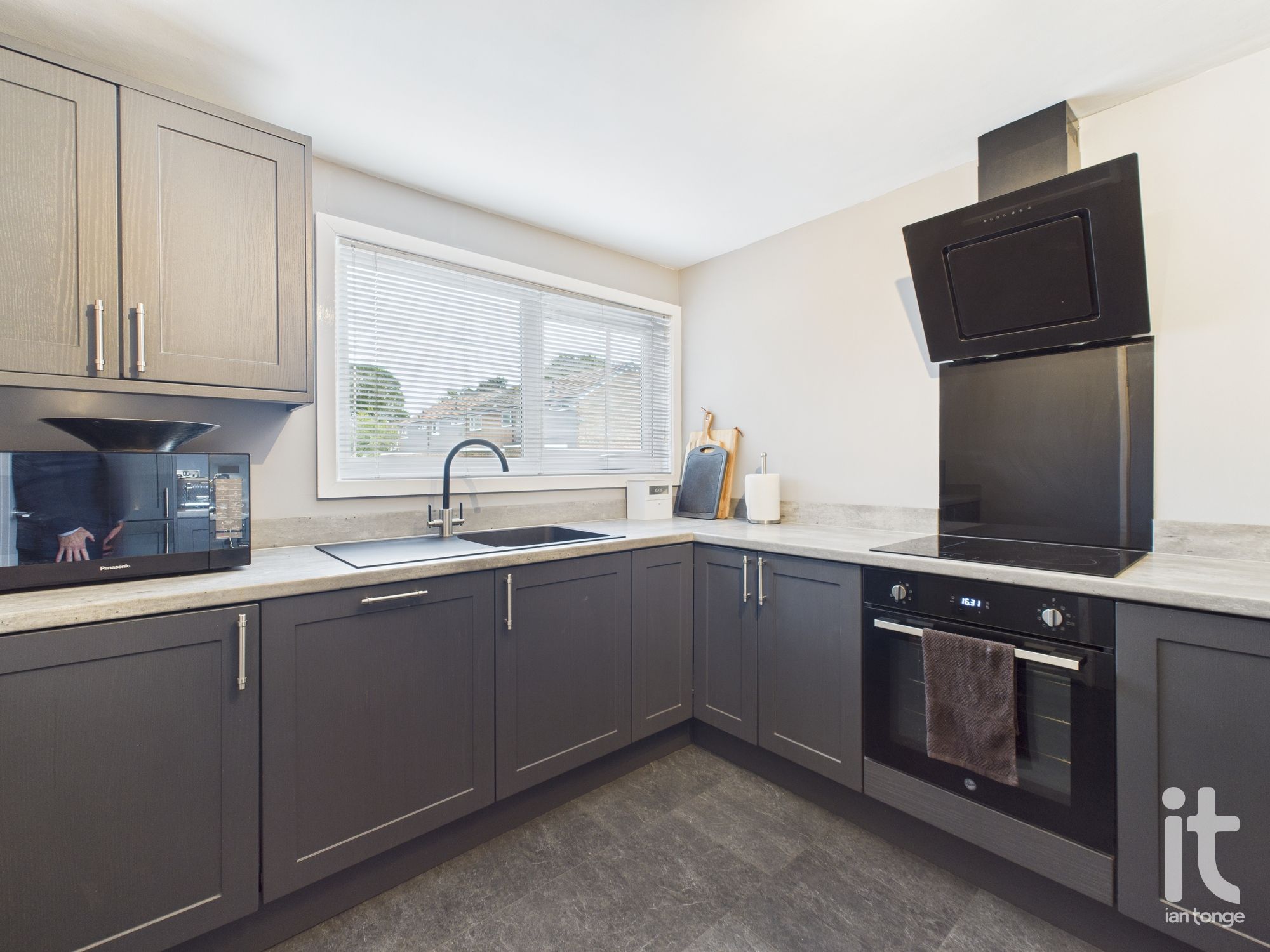 3 bedroom mews house For Sale in Stockport - Photograph 8.