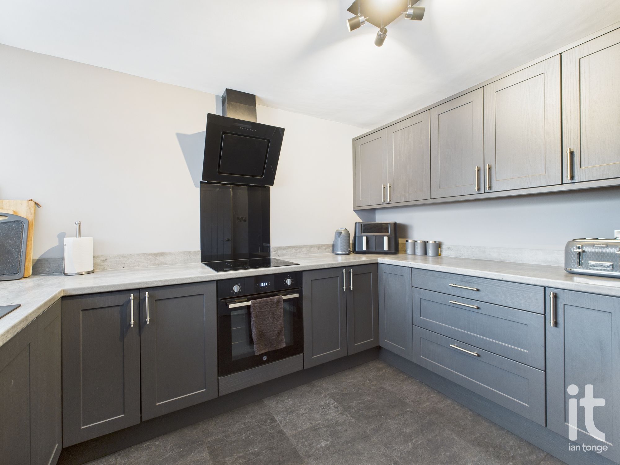 3 bedroom mews house For Sale in Stockport - Photograph 9.
