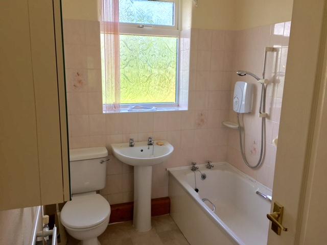 2 bedroom detached bungalow For Sale in Stockport - Photograph 4.