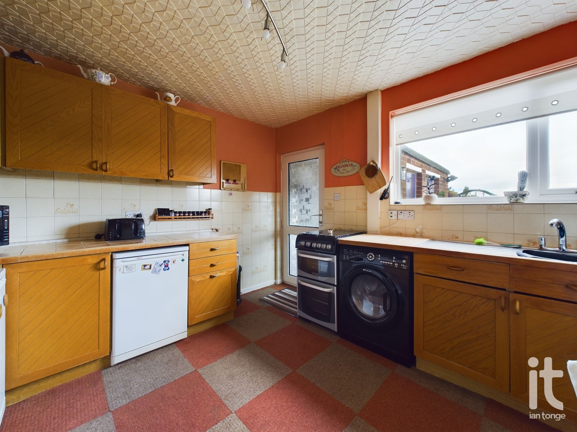 3 bedroom mews house Sold in Stockport - Photograph 4.