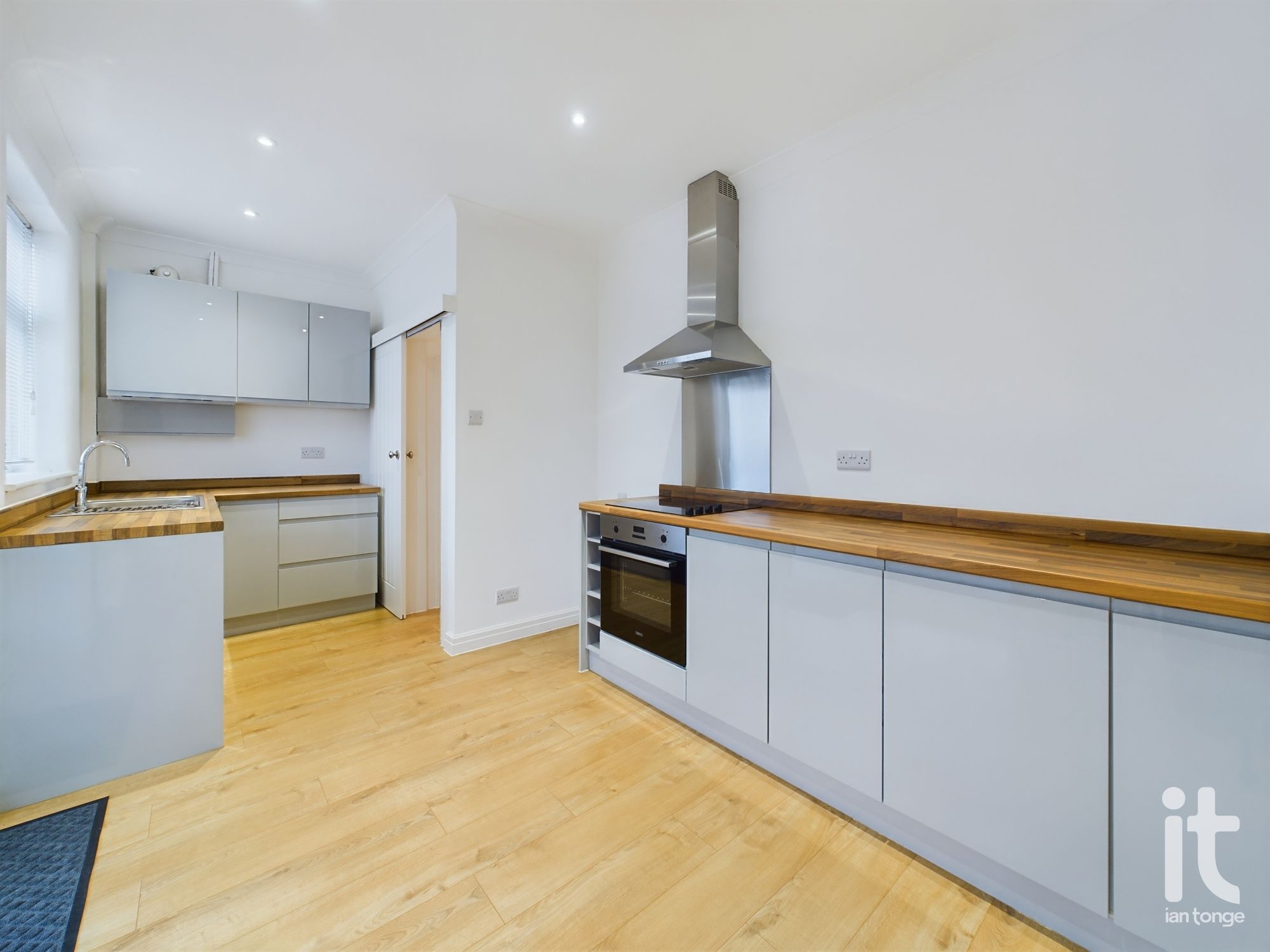 3 bedroom semi-detached house Sold in Stockport - Photograph 9.