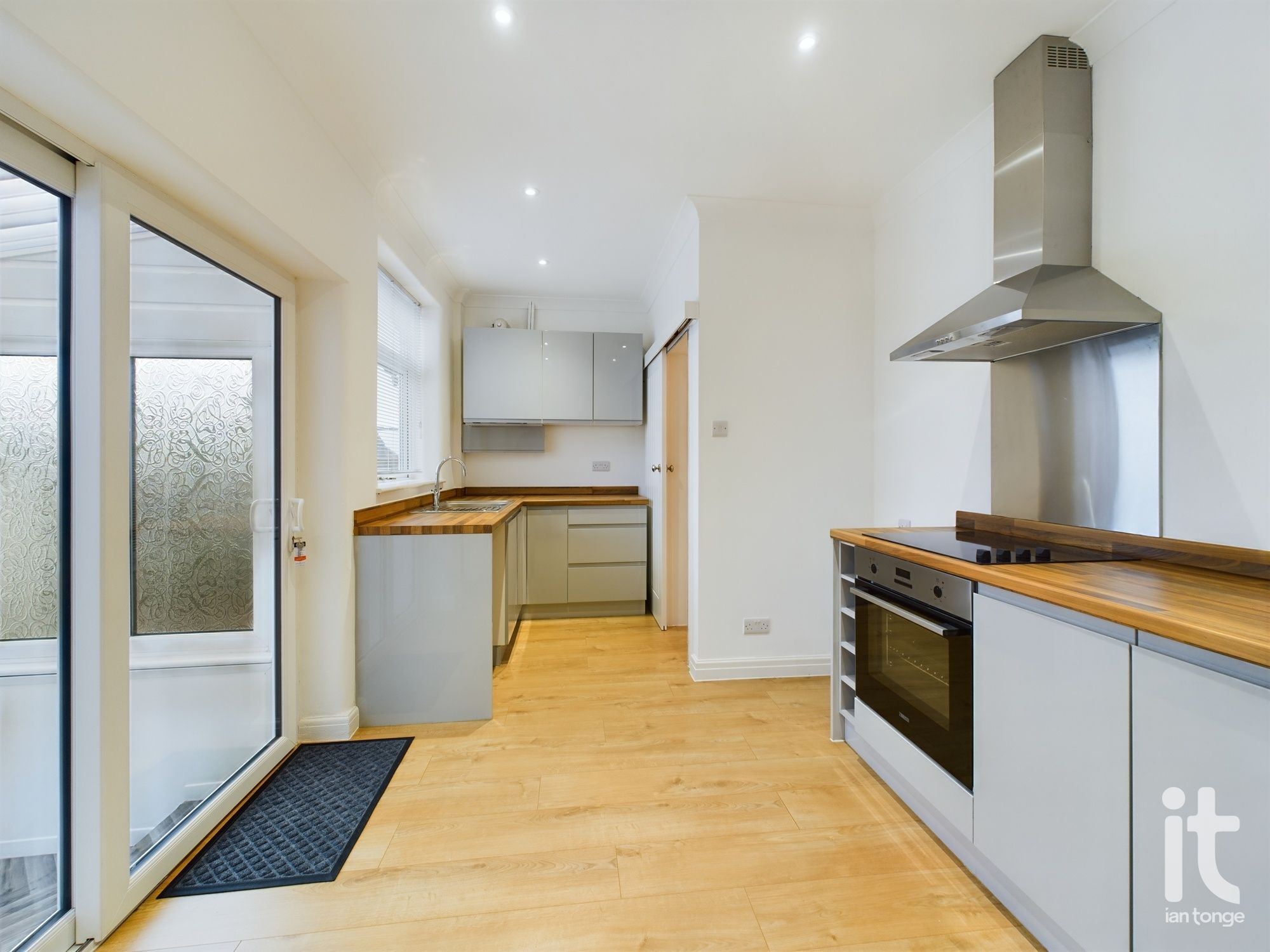 3 bedroom semi-detached house Sold in Stockport - Photograph 10.