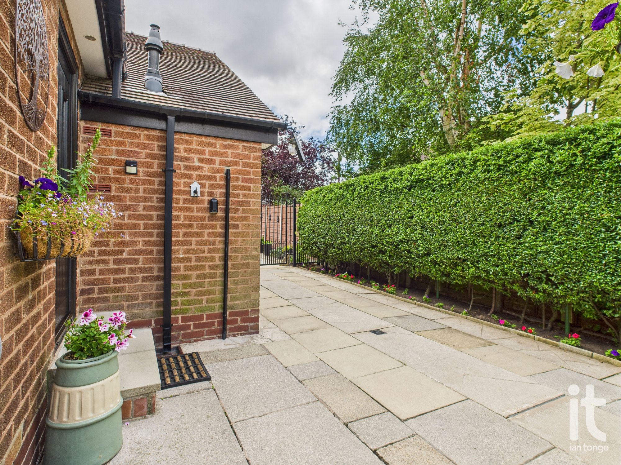 2 bedroom semi-detached bungalow For Sale in Stockport - Photograph 24.