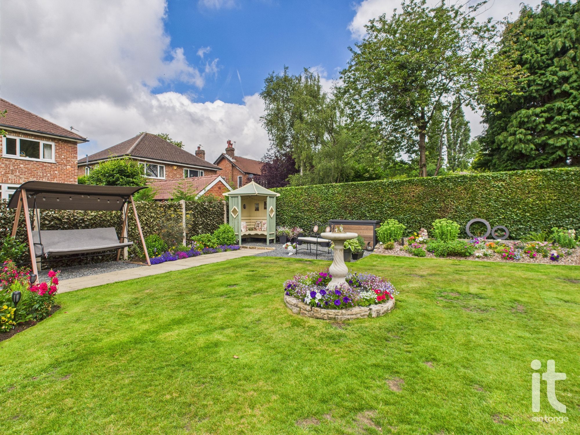 2 bedroom semi-detached bungalow For Sale in Stockport - Photograph 15.