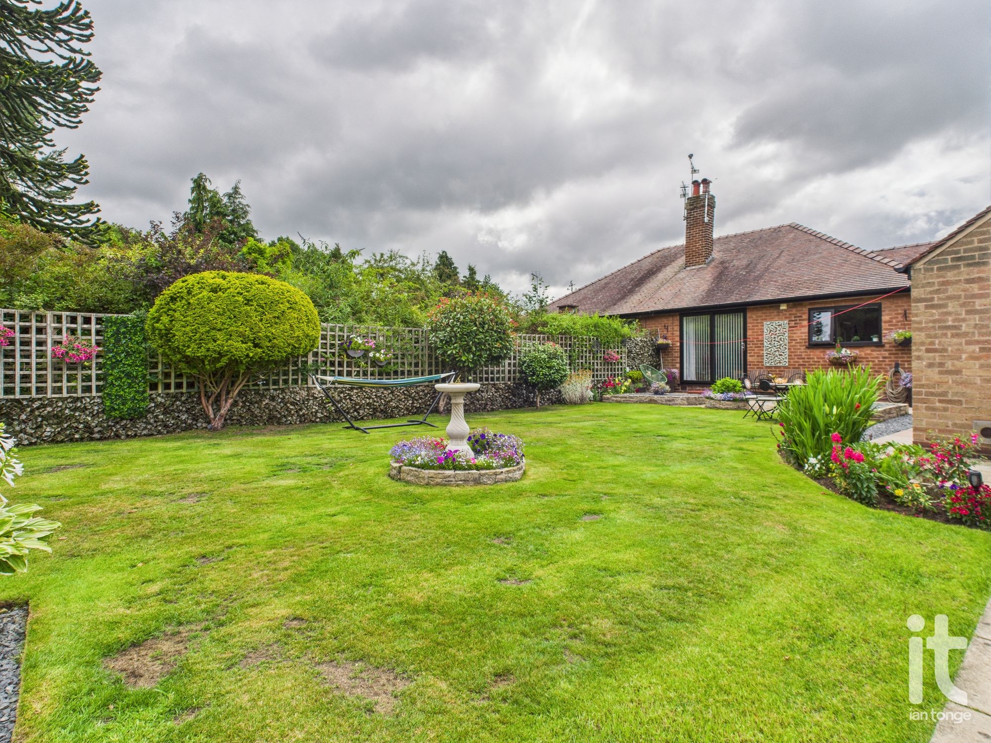 2 bedroom semi-detached bungalow For Sale in Stockport - Photograph 17.