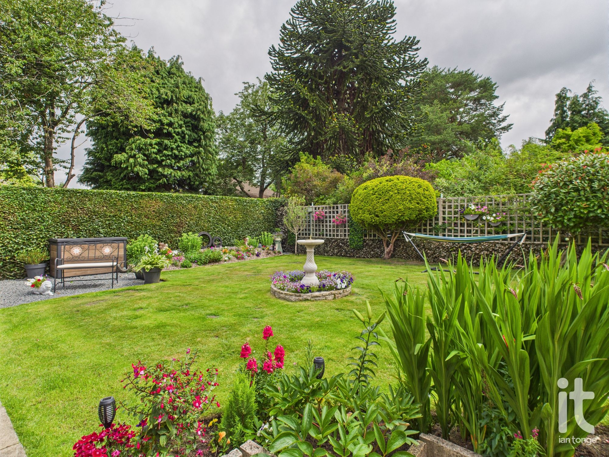 2 bedroom semi-detached bungalow For Sale in Stockport - Photograph 3.